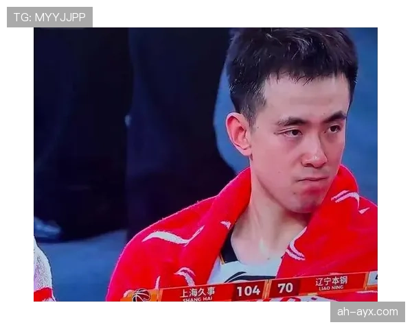 赵继伟又顶着一堆广告出场了，感觉比打球还忙碌一样！